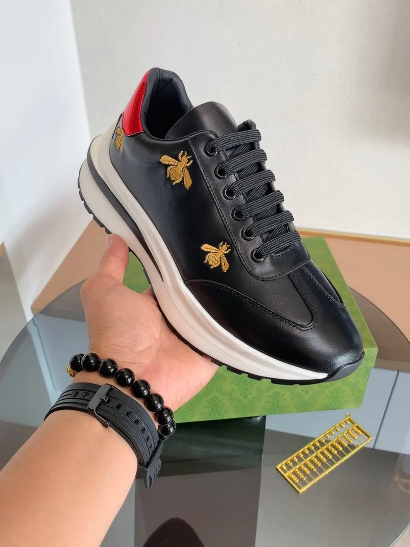 Factory price 420. The new high-quality GUCCI (Gucci) is launched simultaneously. The new men's shoes, 😘fabrics are selected from imported cowhide, and the lining is sheepskin lining. 👍🏿 High-end ☄️ air-cushion molded anti-slip rubber outsole, exquisite lines, simple and elegant, comfortable and high-end for leisure travel. Code number: 38 to 44 (45 can be customized and cannot be returned or exchanged)